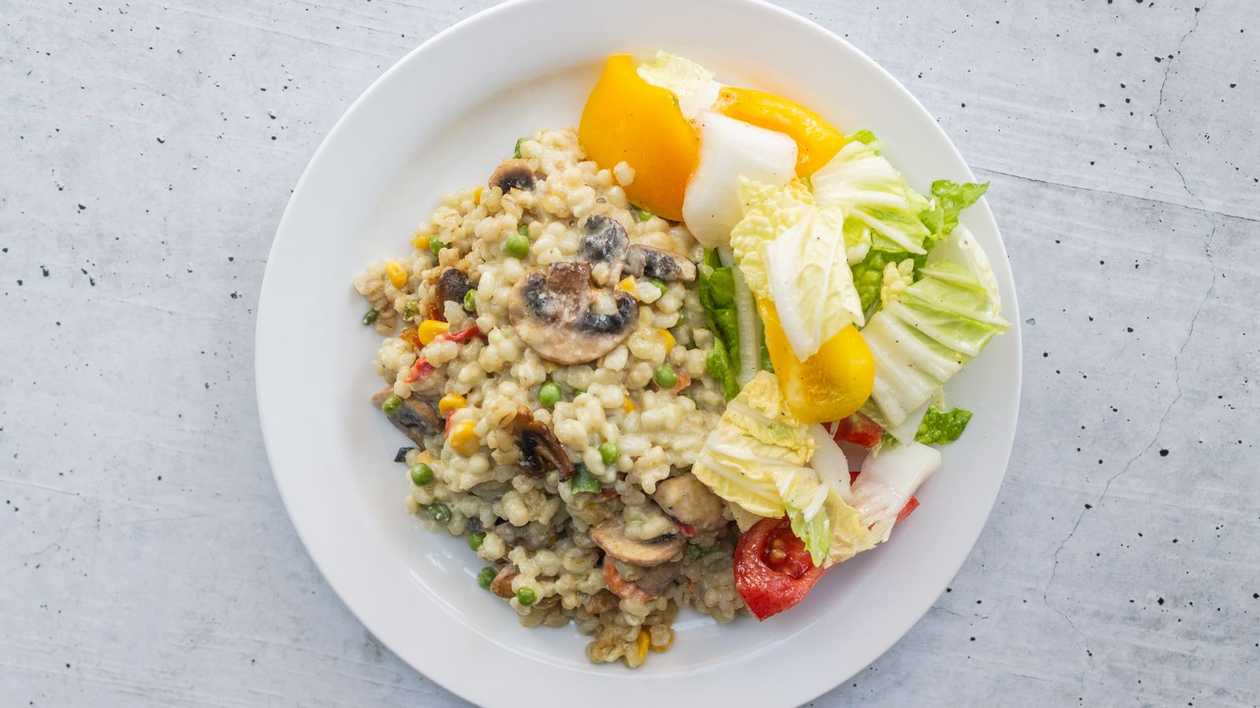 Rye risotto with mushrooms and vegetables