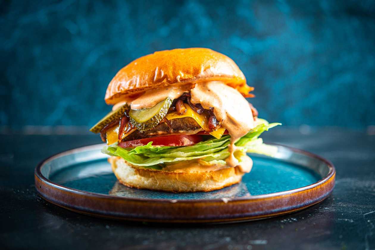 Burger karamellisibulaga + friikartulid + Coca-Cola