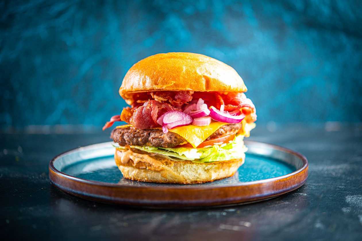 Suitsupeekoni burger + friikartulid + Coca-Cola