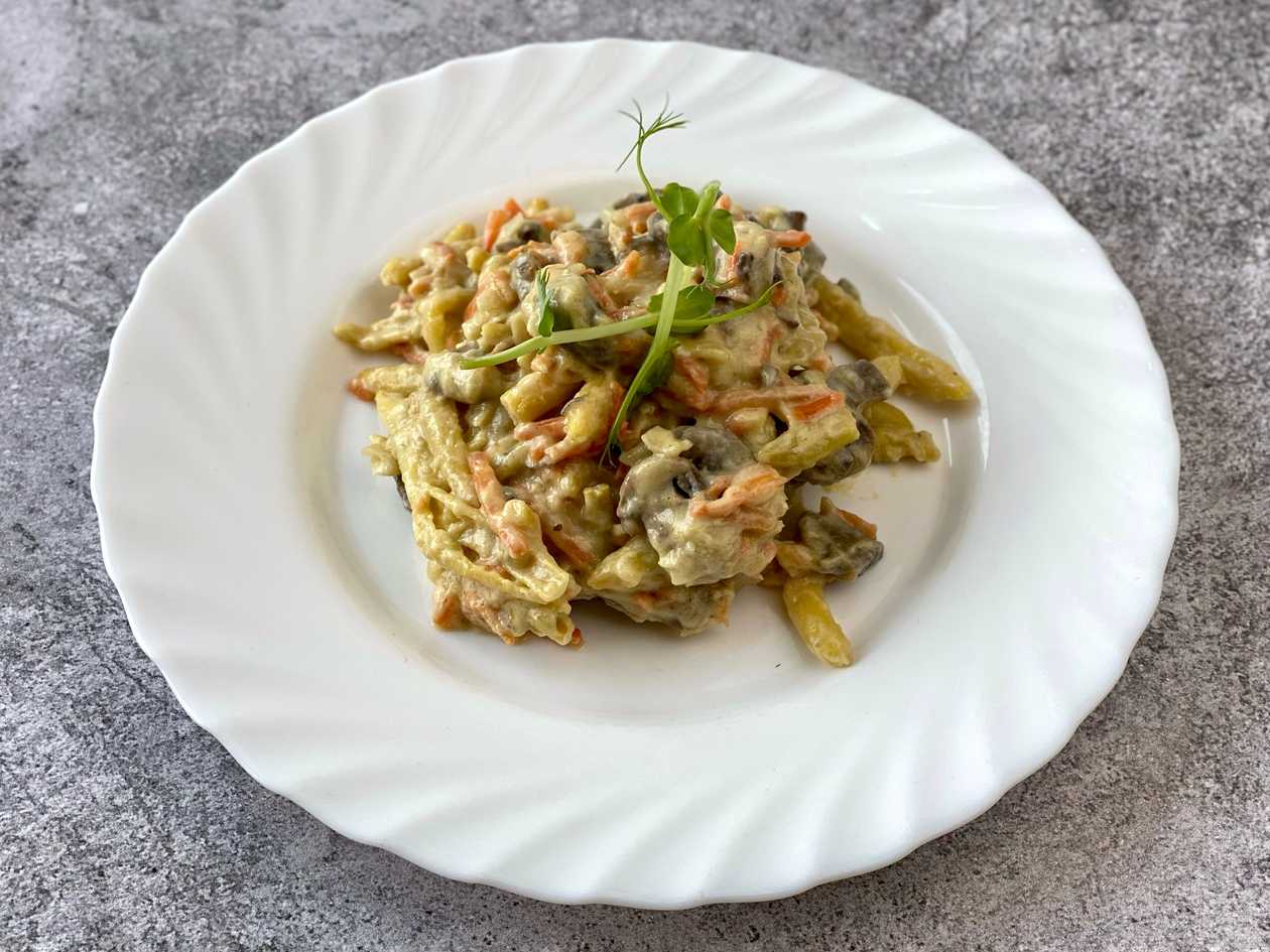 Butter beans with chanterelles in a creamy sauce.