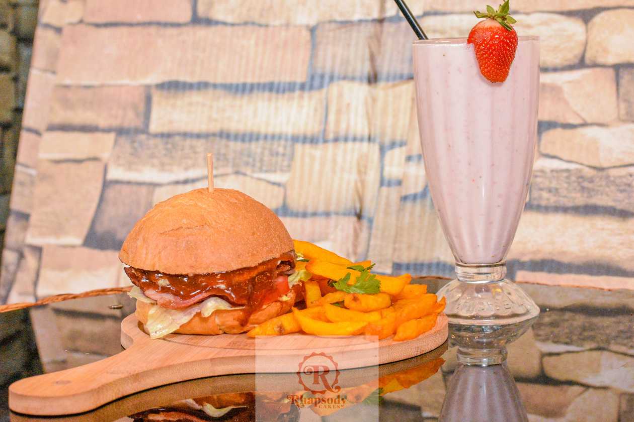 Beef Burger, Chips,  300 ml Smoothie