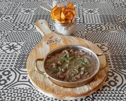 Veal Strips with Red Wine and Clove Sauce