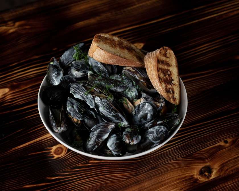 Mussels in white wine and sweet cream sauce with toasted baguette 1 kg