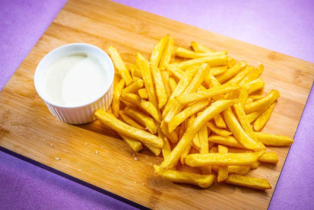 Картошка фри с соусом из базилика