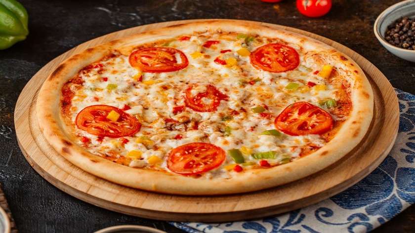 pizza with chicken and tomato