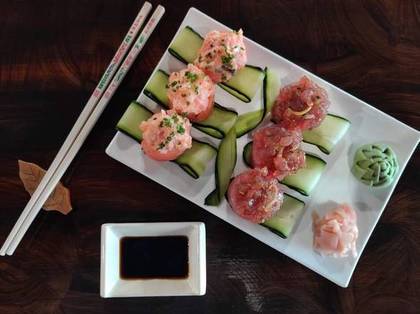 Seared Salmon Gunkan (3 pieces)