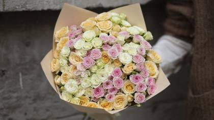 25 spay roses