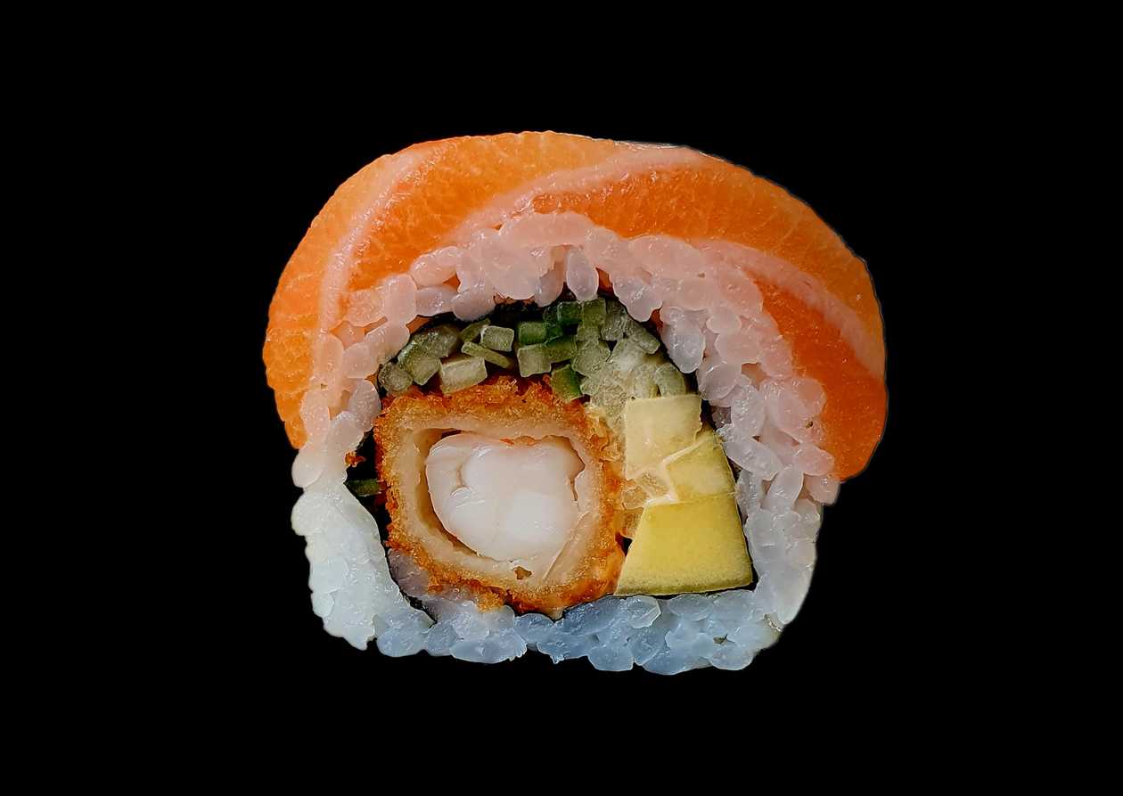 Uramaki gold tempura shrimp wrapped in salmon