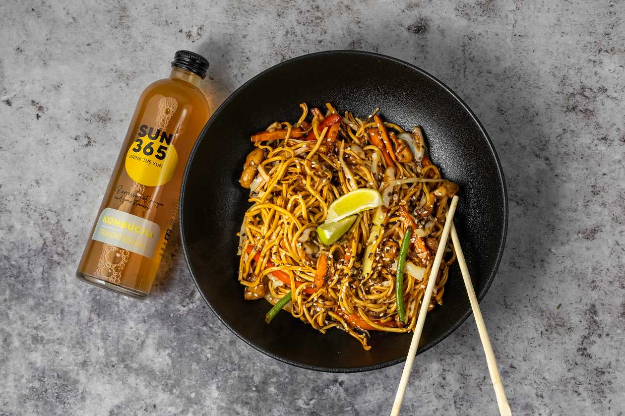 WOK su vištiena + SUN365 Kombucha