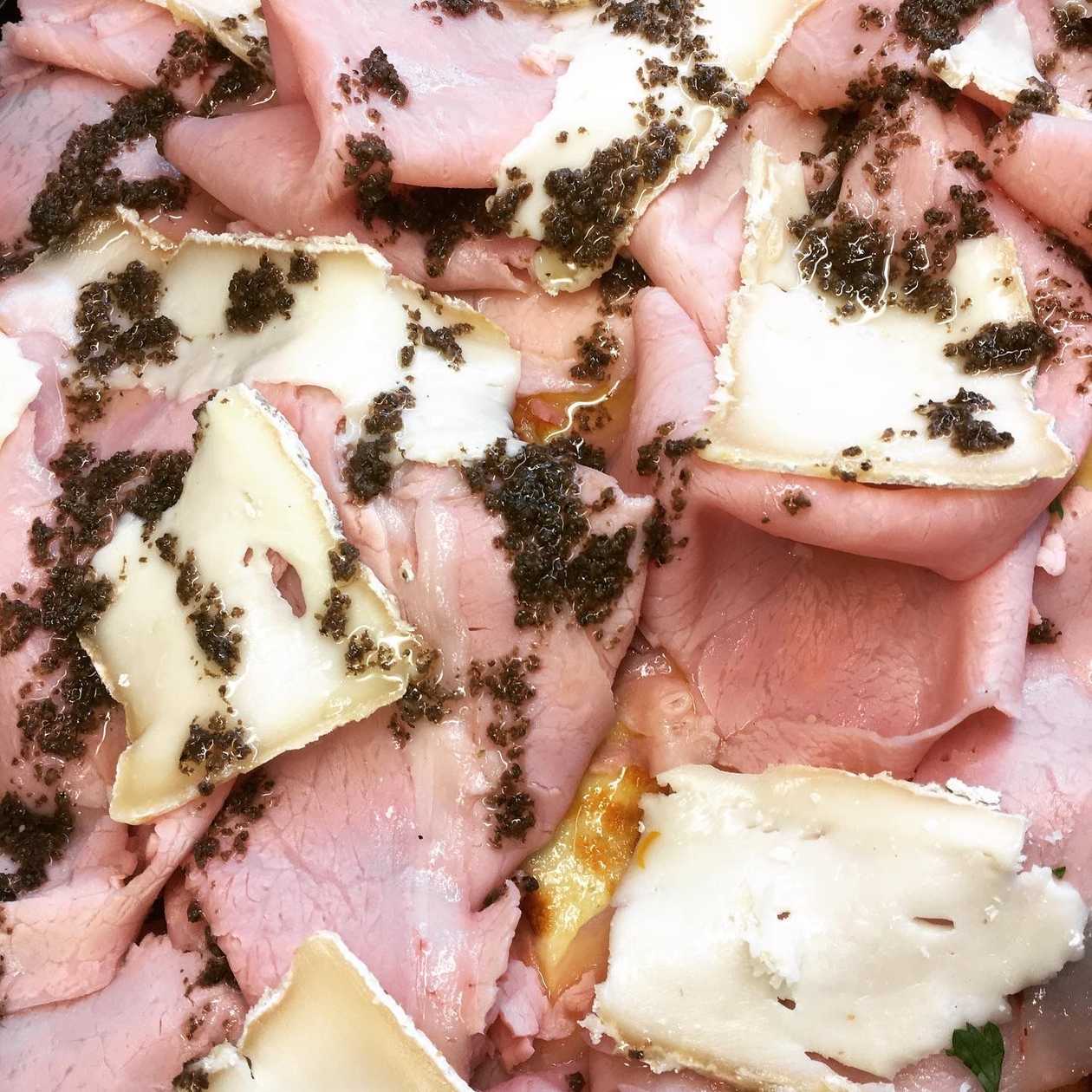 Pizza prosciutto cotto, crema trufe si branza taleggio/mix ciuperci.
