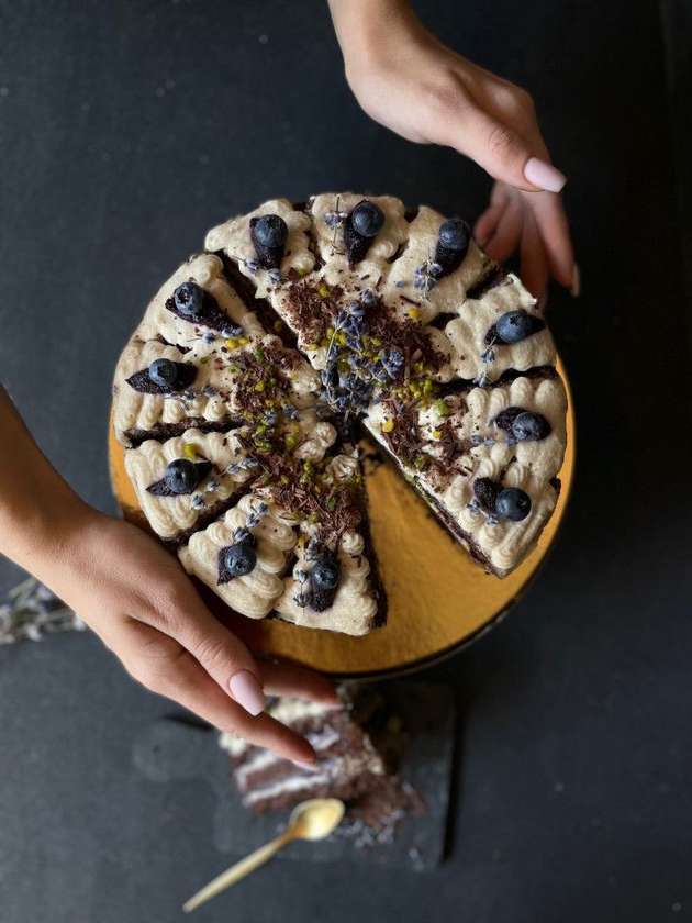 White chocolate, dark chocolate, blueberry and lavender cake 110g