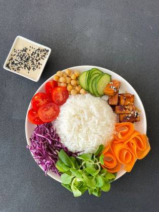 Bol proteic cu orez, tofu si legume