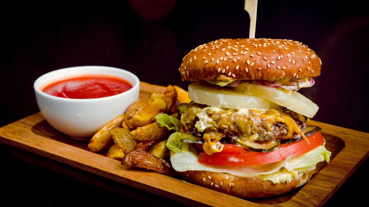 Havaju burgers ar frī kartupeļiem un tomātu mērci