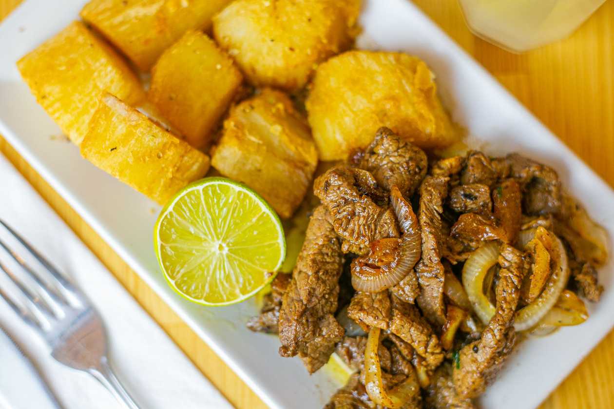 Mandioca com Maminha acebolado
