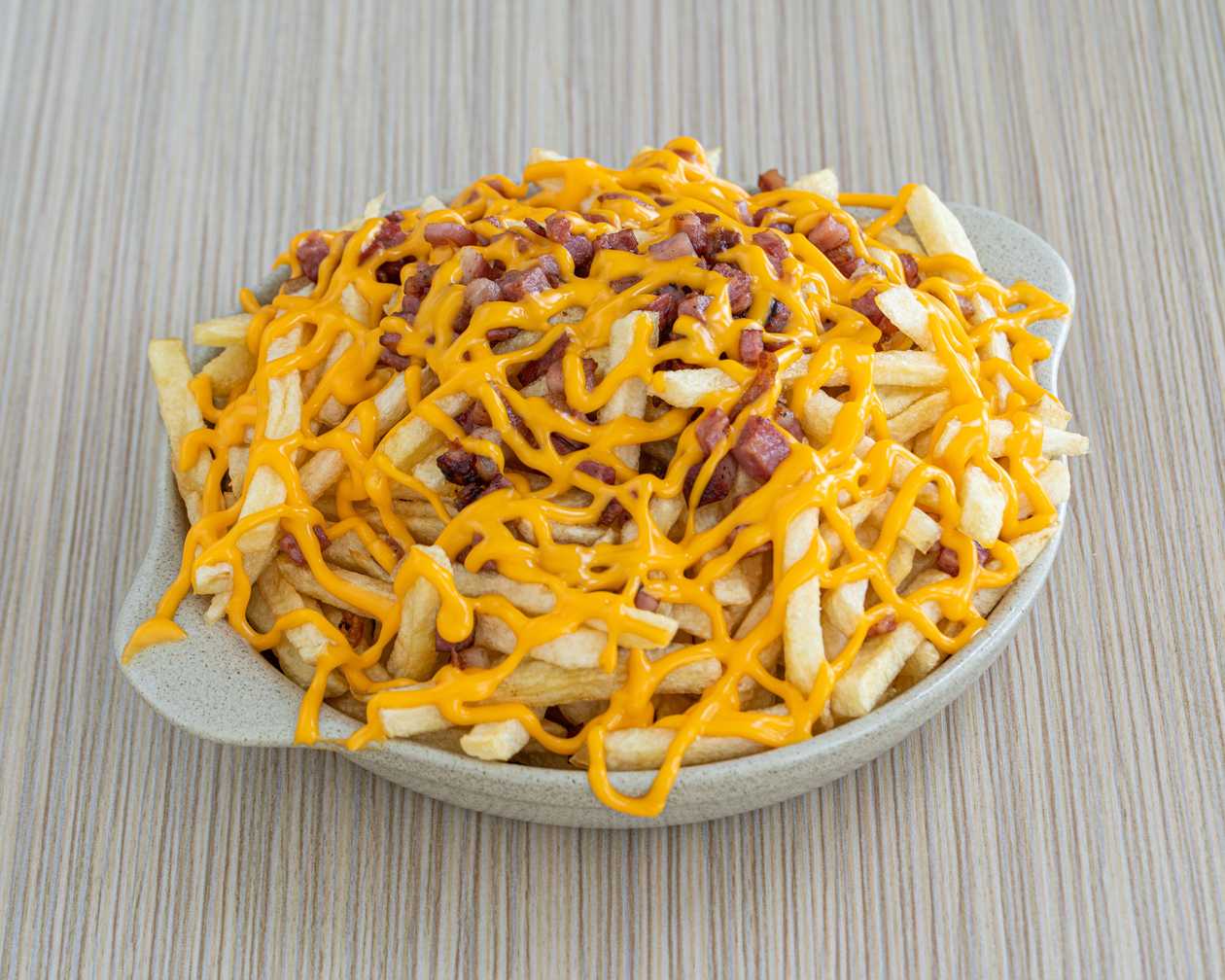 Batatas Fritas com Queijo Cheddar e Bacon