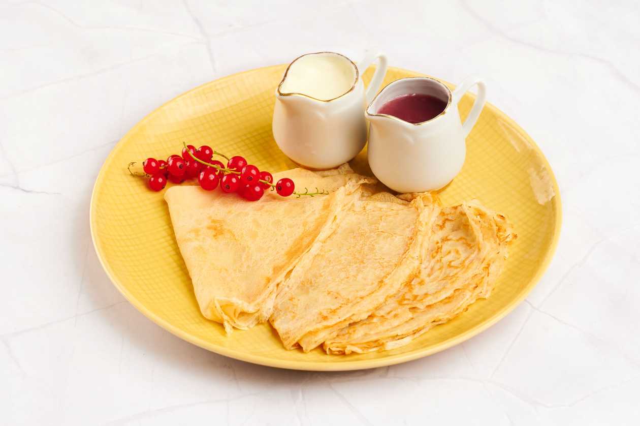 Crepes with cherry sauce