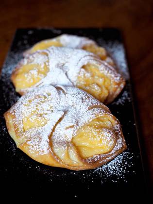 Custard cream bun