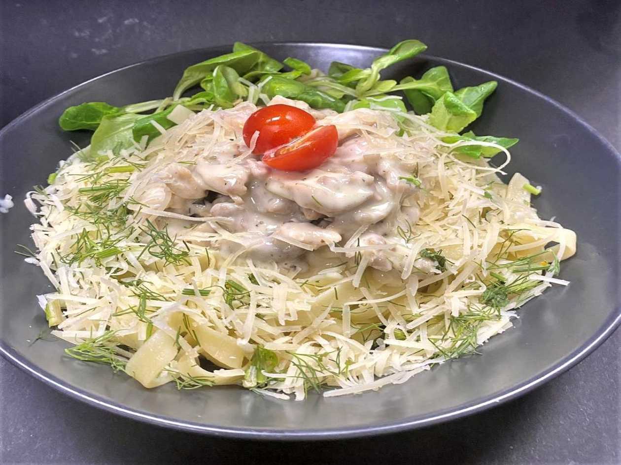 "Tagliatelle" makaronai su vištiena ir sūriu grietinėlės padaže