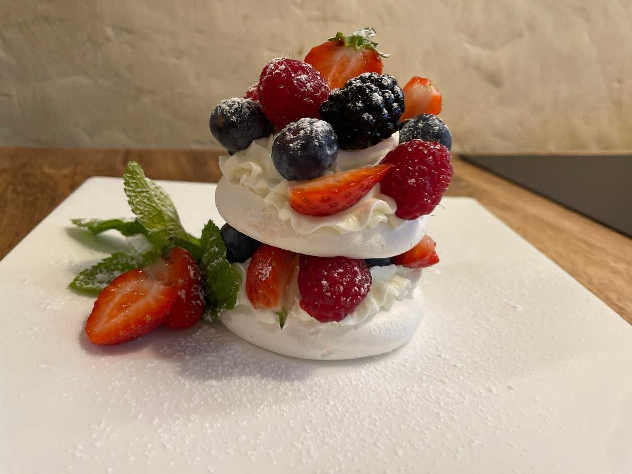 „Pavlova“ ukrainietiškas desertas su šviežiomis uogomis