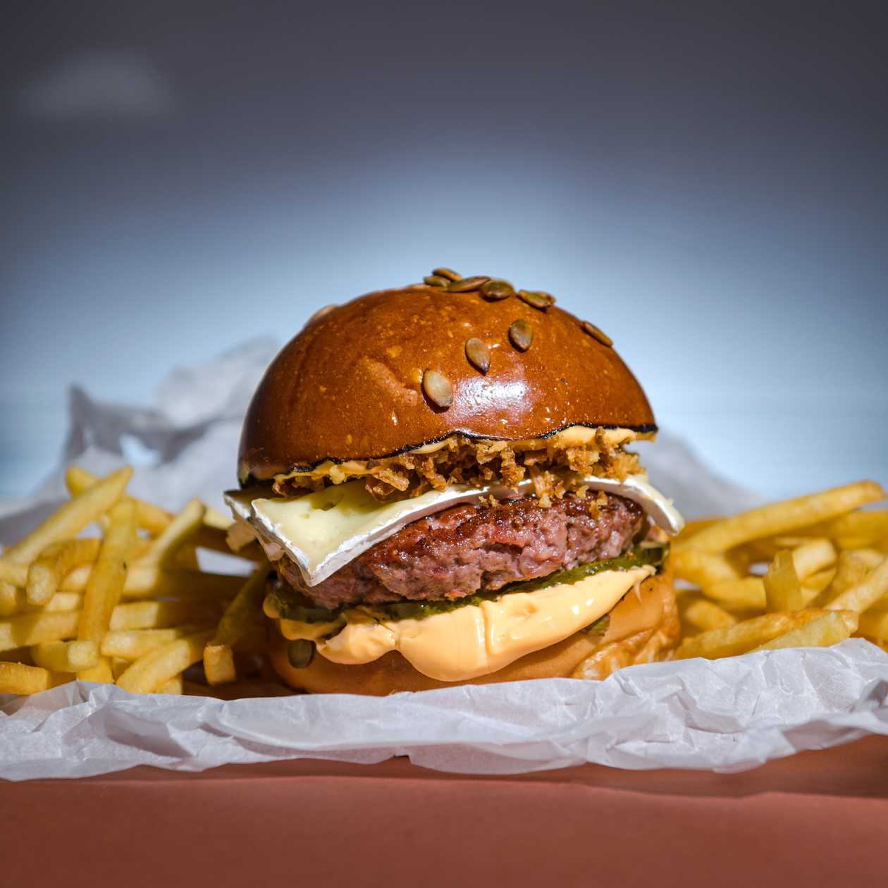 Juicy lucy cu cartofi prăjiți prajiți și băutură la alegere