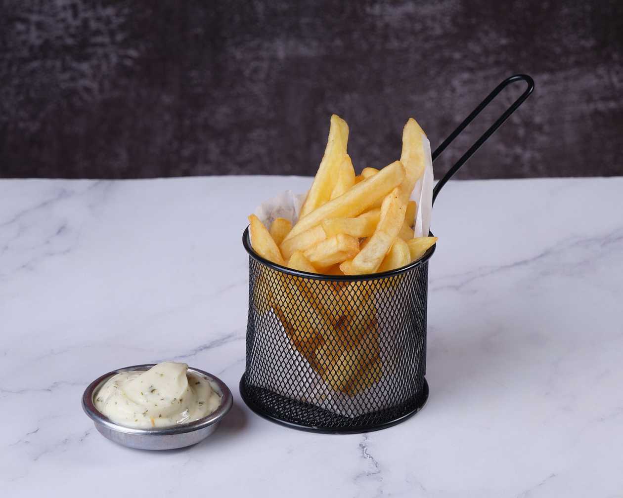 Batata Frita com Sal e Orégão, acompanha com Maionese de Ervas