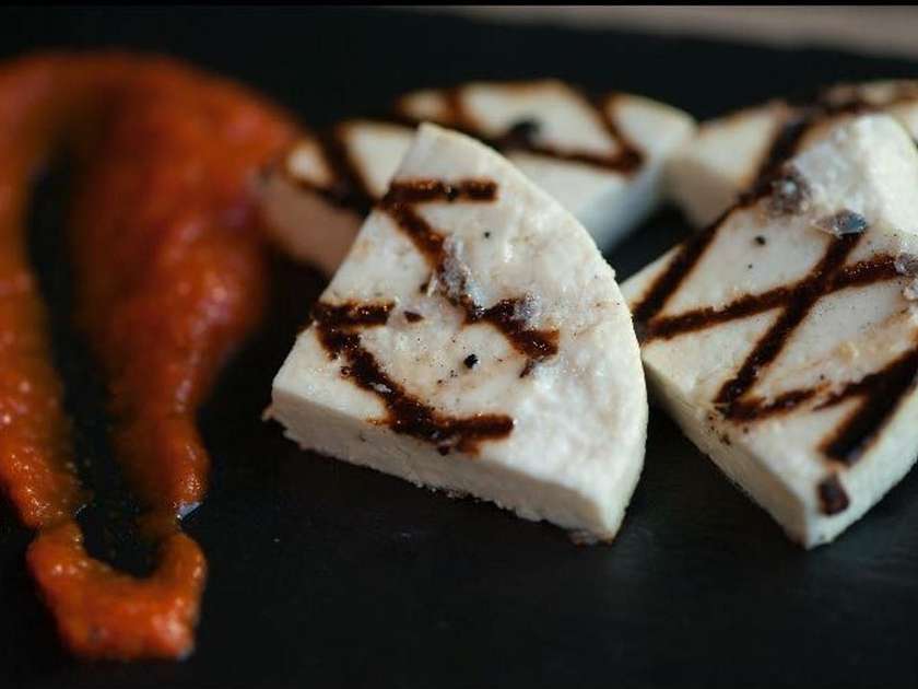 Brânză manouri la grătar cu pasta bio de ardei copt