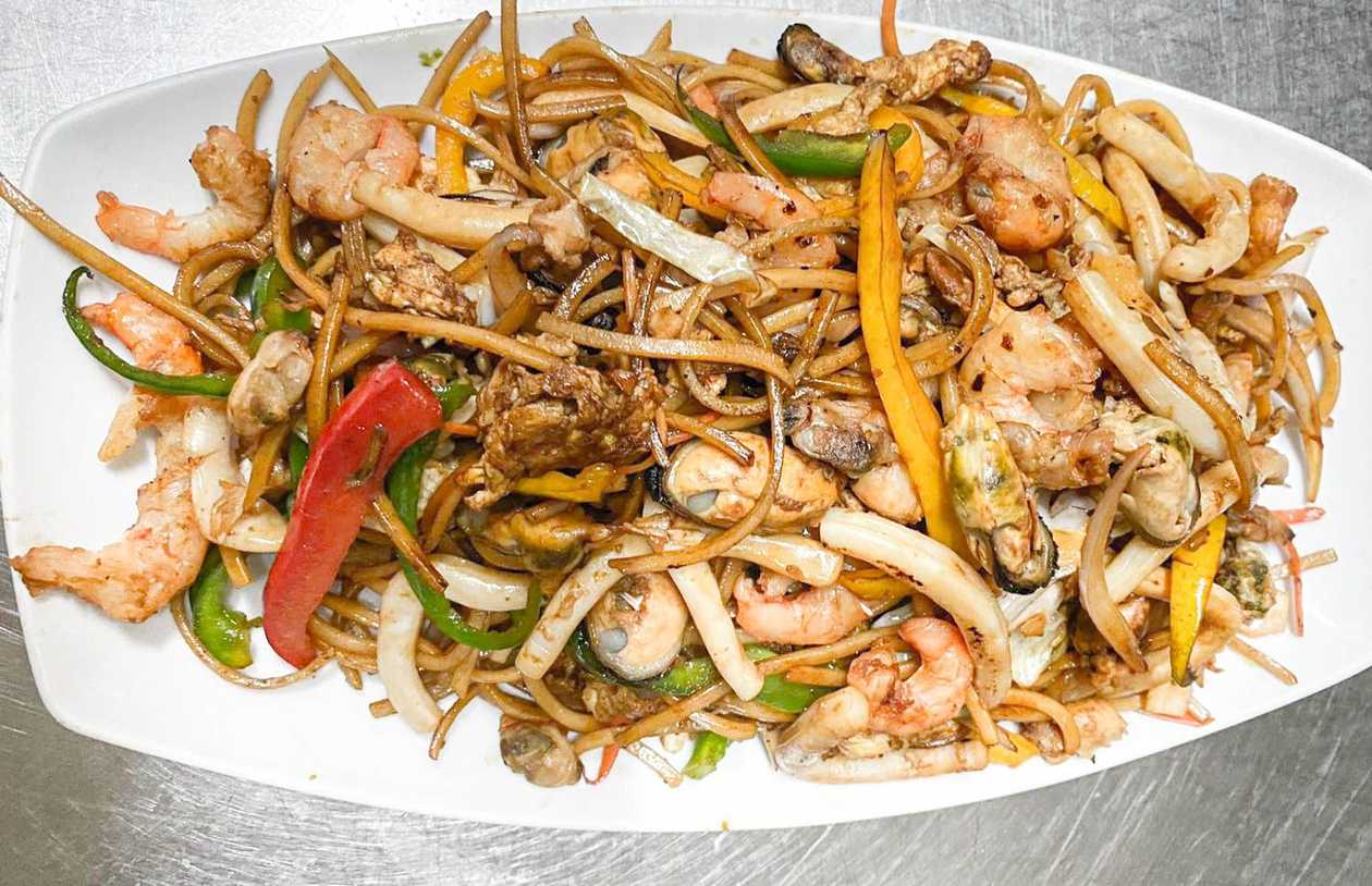 108. Egg Noodle with Mixed Seafood