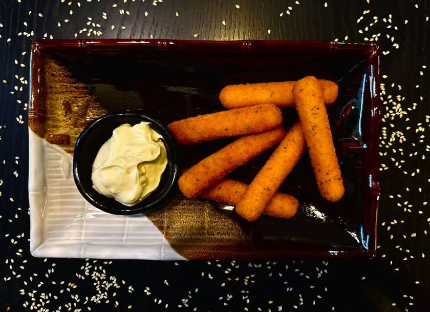 Mozzarella cheese appetizer with sauce 6 pcs.
