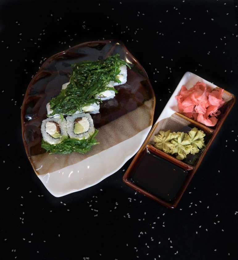 30. Wakame salmon maki 8 pcs.