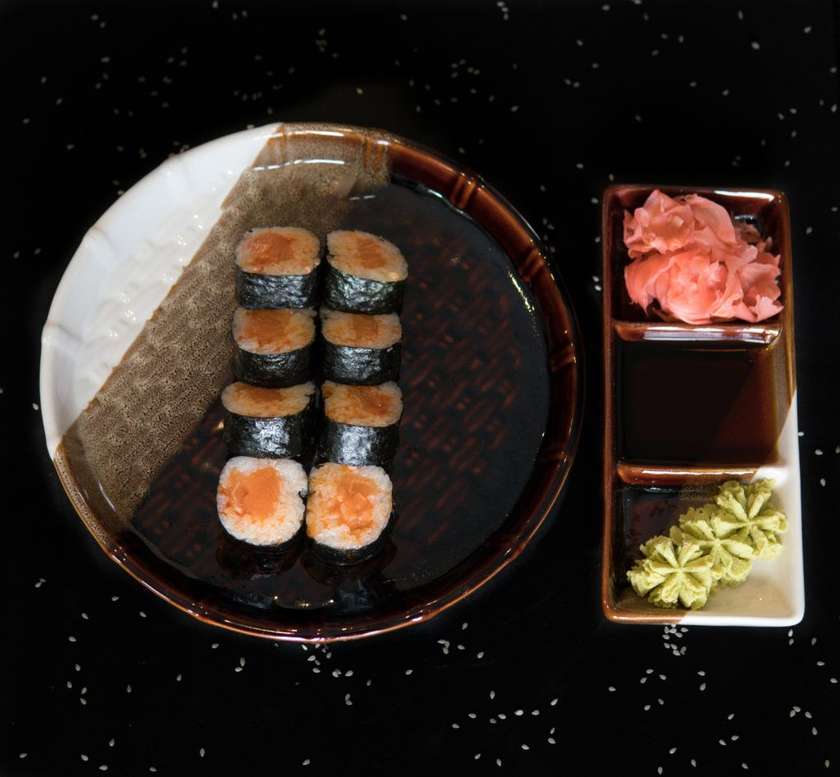 36. Salmon spicy hosomaki 8 pcs.