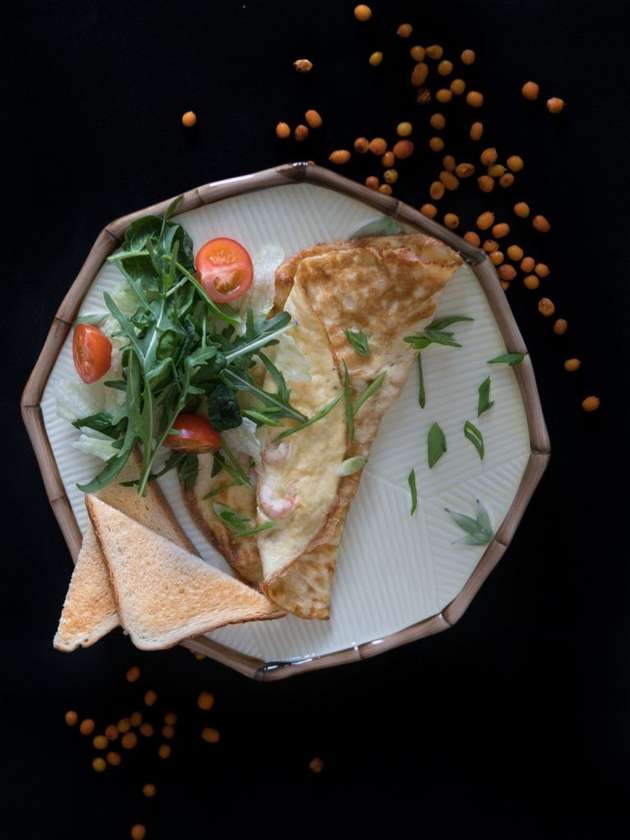 Vegetable omelette with cheese and green salad