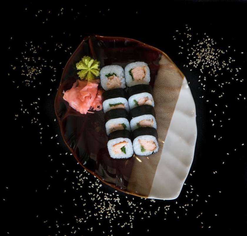 2. Smoked salmon hosomaki 8 pcs.