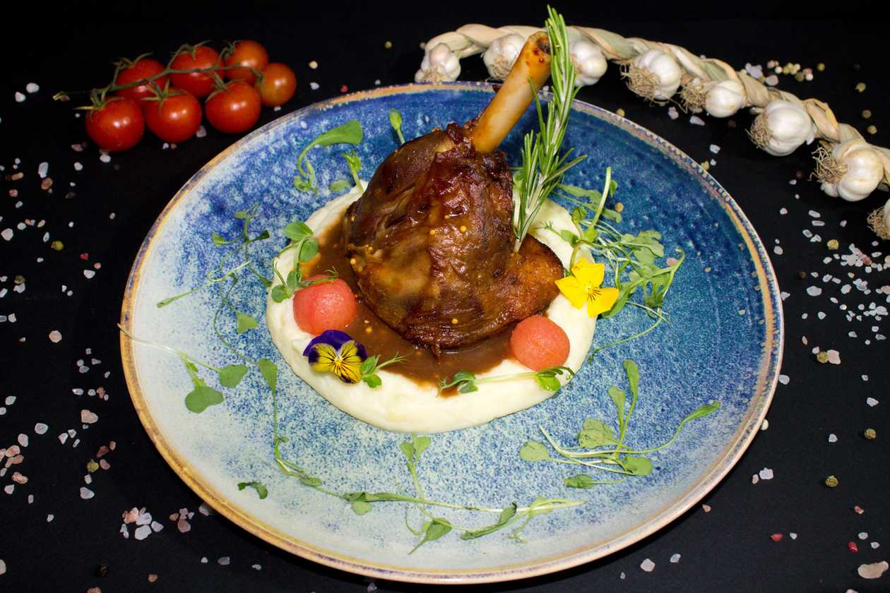 Rasol de miel gătit lent cu piure și sos de vin