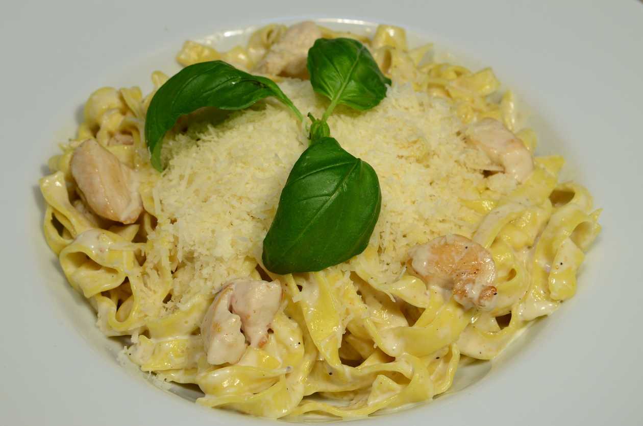 Tagliatelle cu piept pui