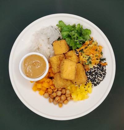 Chrupiące Marynowane Tofu z Mango i Pieczoną Ciecierzycą