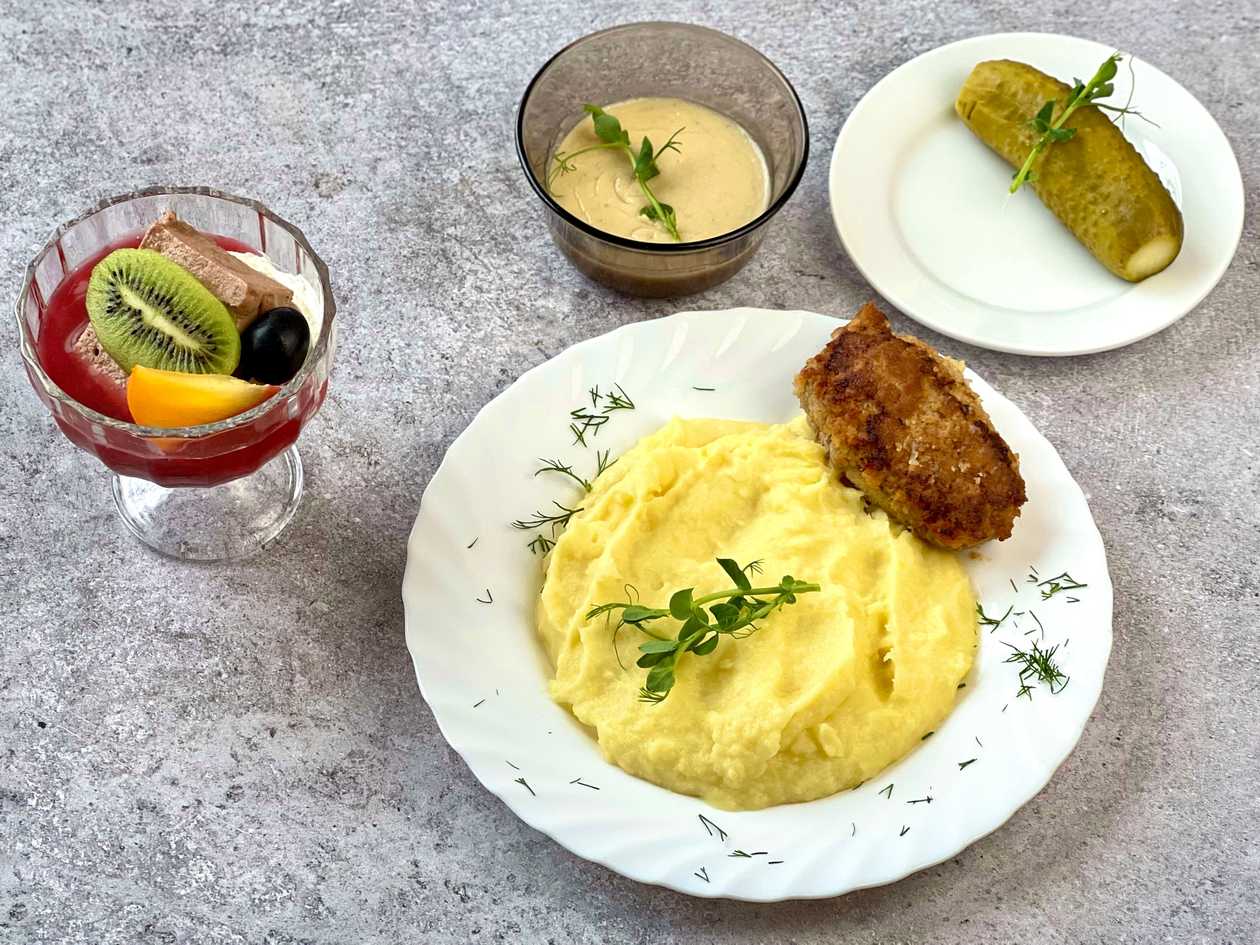 Pork cutlet, mashed potatoes, onion sauce, pickled cucumber, daily cream.