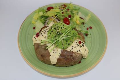 Bakad potatis med hummus och avokado