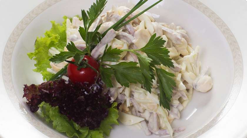 Mēles salāti ar marinētiem šampinjoniem