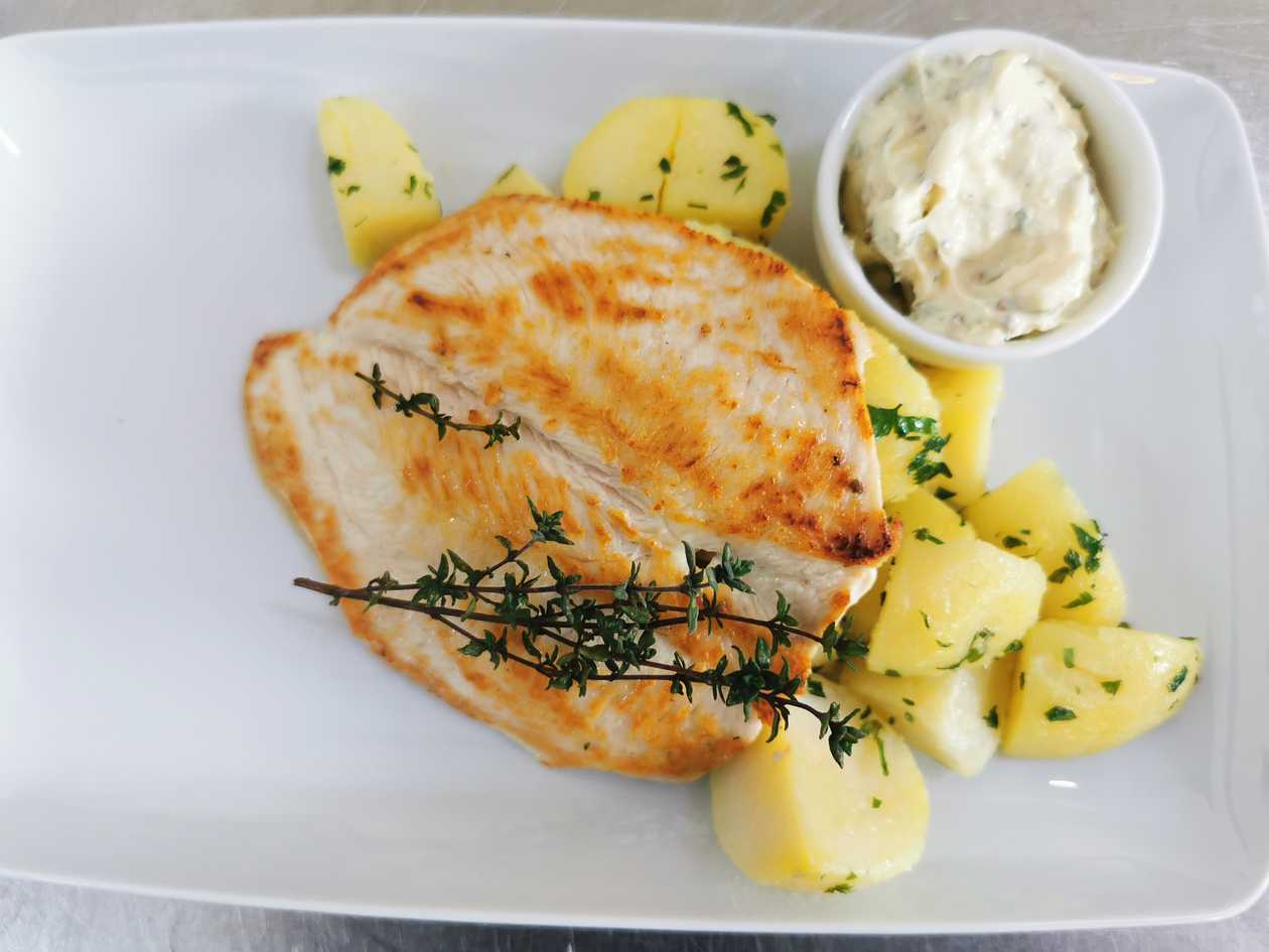 Piept de pui la gratar cu cartofi natur si sos aioli