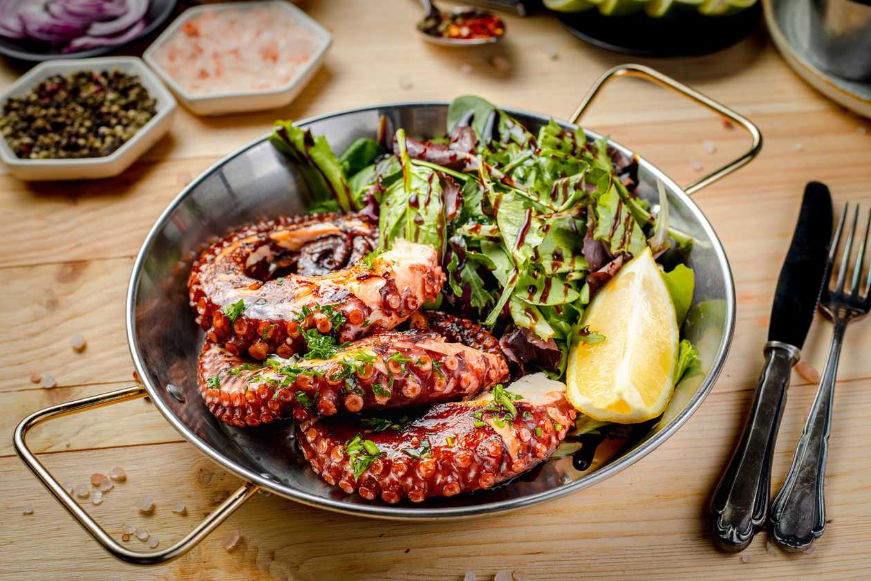 Caracatita cu mix de salata