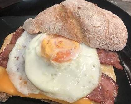 Bifana com Queijo CHEDDAR , Bacon e Ovo em Pão da Avó