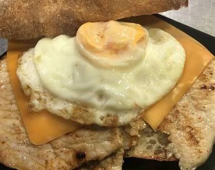 Bifana com Ovo e Queijo CHEDDAR em Pão da Avó