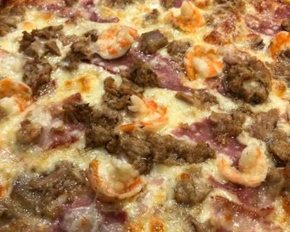 N°12 PIZZA DE ATUM - MOLHO DE TOMATE + QUEIJO MOZZARELA + BACON + ATUM + CEBOLA + CAMARÃO + OREGÃOS.