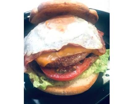 PÃO RÚSTICO + HAMBÚRGUER DUPLO DE NOVILHO COM OVO + QUEIJO CHEDDAR + ALFACE + TOMATE + BACON + MAIO