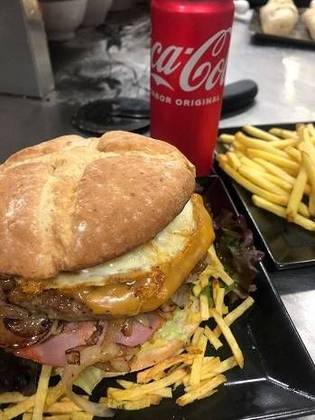 MENÚ 2 HAMBURGUER ESPECIAL DUPLO-PÃO RÚSTICO+2xHAMBÚRGUER DE NOVILHO+OVO+ CHOURIÇÃO + QUEIJO CHEDDAR