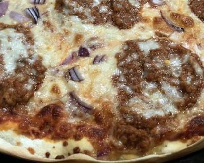 N°6   PIZZA NAPOLITANA  -  MOLHO DE TOMATE + QUEIJO MOZZARELA + CARNE PICADA + CEBOLA  + OREGÃOS .