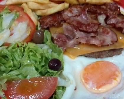 Hambúrguer No Prato Á Casa