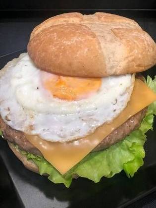 PÃO RÚSTICO + HAMBÚRGUER DE NOVILHO  COM OVO + QUEIJO CHEDDAR + ALFACE + TOMATE + MAIONESE DE ALHO C