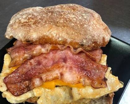 Bifana com Queijo CHEDDAR e Bacon em Pão da Avó