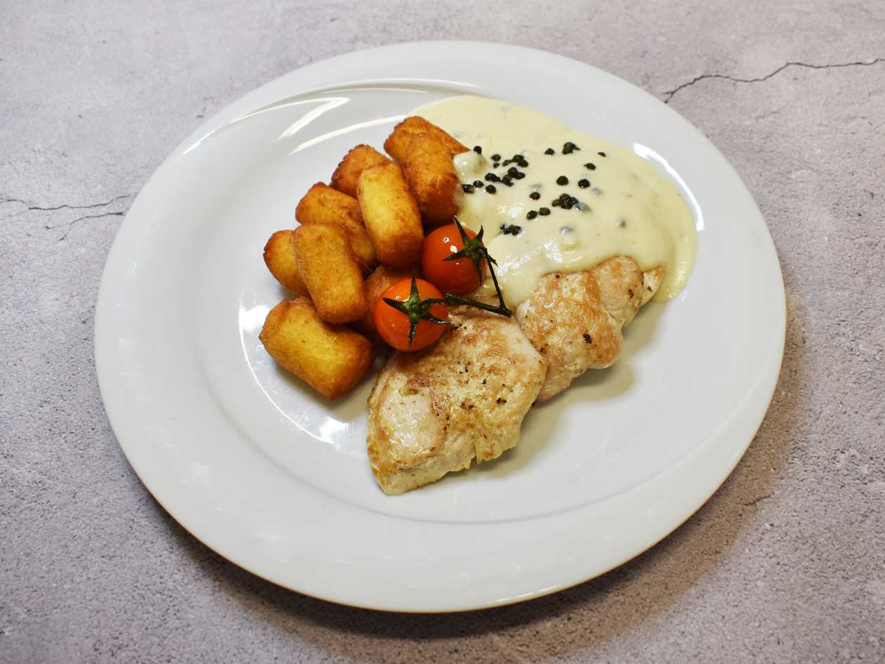Turkey medallions in green pepper, croquettes